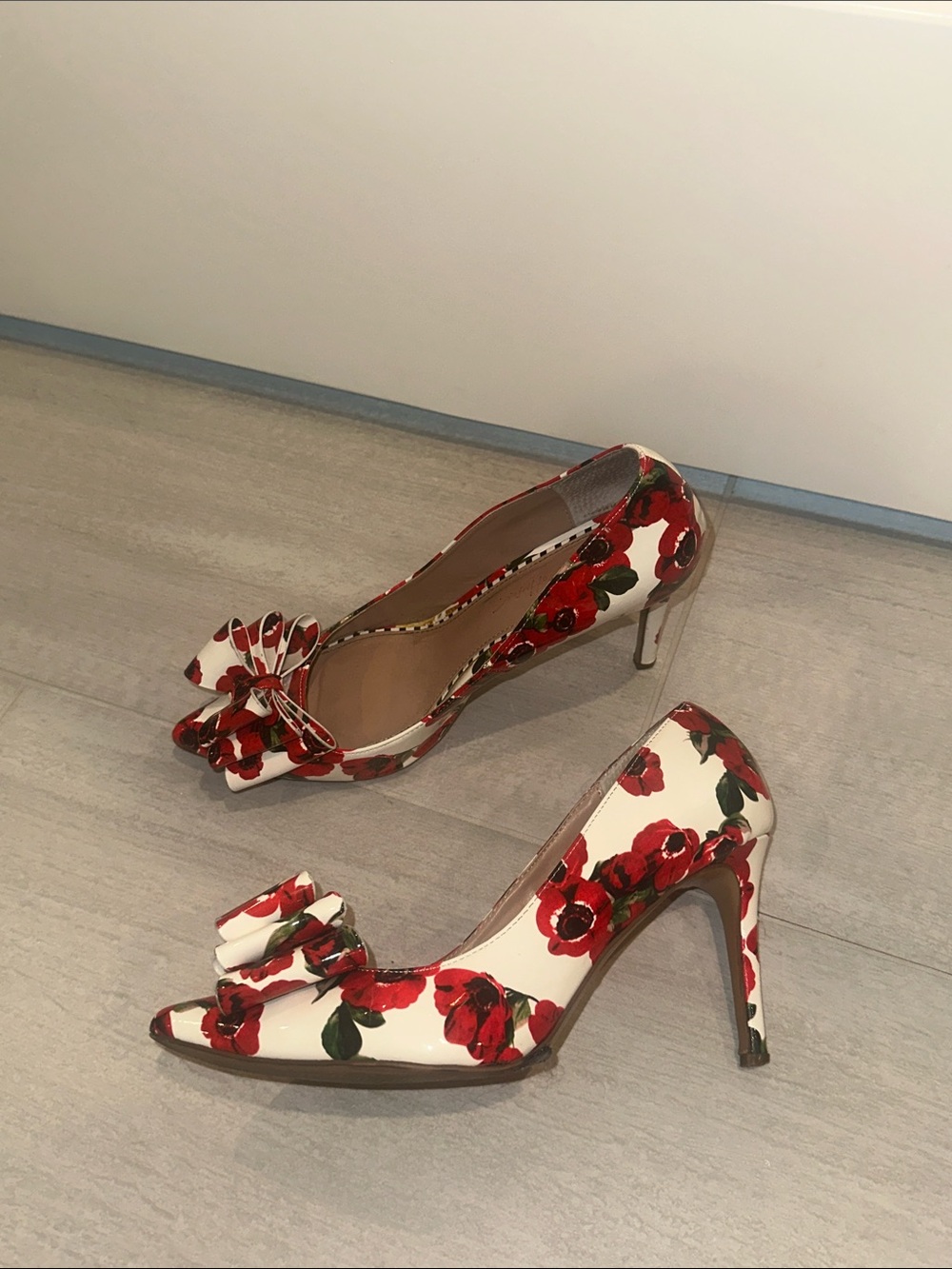 GUC Betsey Johnson Brand Red Rose Floral Bow Pointed-Toe High Heels White Flower - Picture 10 of 16